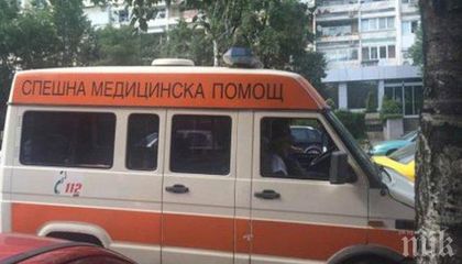 ТЕЖЪК ИНЦИДЕНТ! Метална врата потроши общинска служителка в Ямбол
