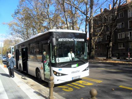 Пътник обра жена на слизане от автобус на