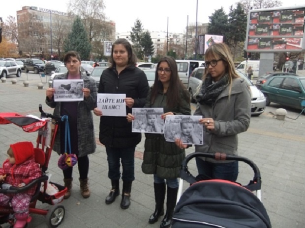 Пазарджишки майки протестират с Цвете на асфалта в Деня на жената