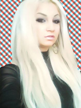 Чисто гола СНИМКА (18+) на родна чалгарка превзе социалните мрежи!