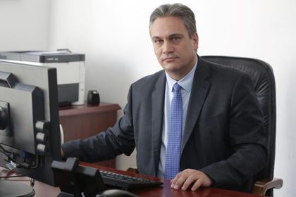Антикорупционната комисия проверява висш държавен служител, близък до политически лидер