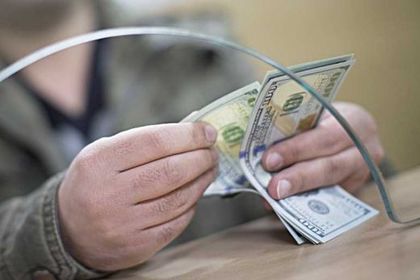 Руснаците изкупиха половината от валутните приходи на държавата си
