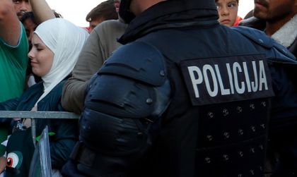 Двама мигранти загинаха, 10 са ранени при катастрофа в Сърбия
