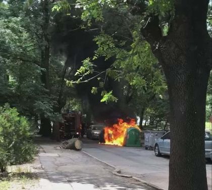 Незагасена цигара, контейнер с хартия и автомобил в близост... Какво може да се обърка?