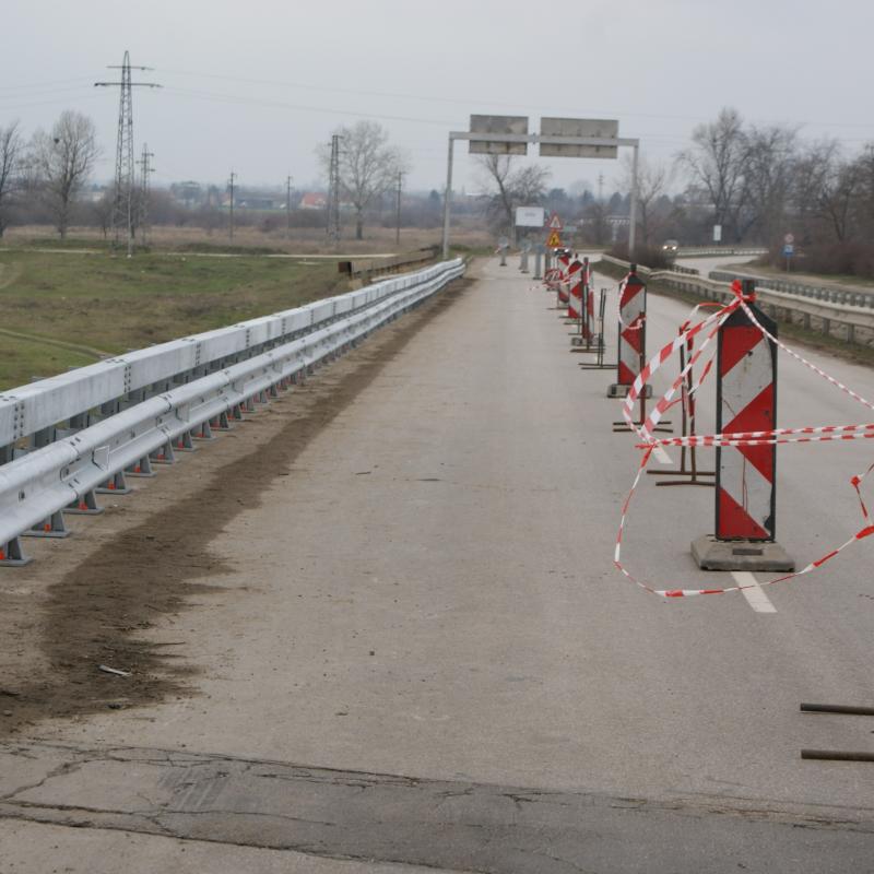 Стара Загора: До 18.00 часа движението в участъка от км 14 до км 17 на автомагистрала „Марица“ в посока Свиленград се осъществява в активната лента поради ремонт на мантинела