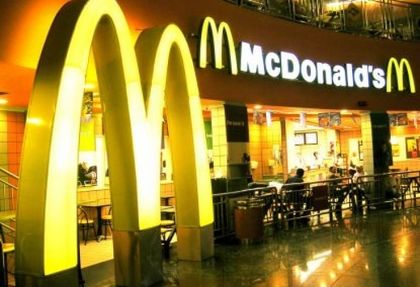 Скандално! McDonald’s уволни служител, снимал мръсна машина за сладолед (СНИМКИ)