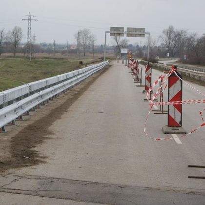Стара Загора: До 18.00 часа движението в участъка от км 14 до км 17 на автомагистрала „Марица“ в посока Свиленград се осъществява в активната лента поради ремонт на мантинела