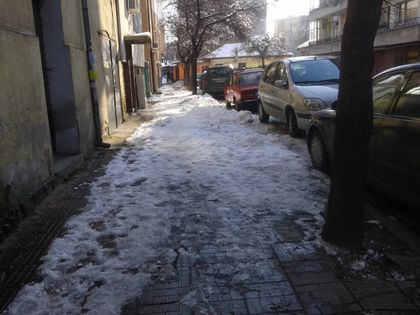 ВИДЕО, леден ад в Пловдив: Такси се сурна по