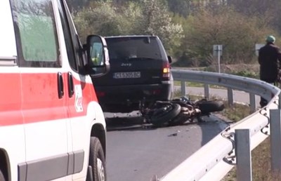 Моторист е тежко ранен след катастрофа край Казанлък