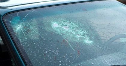 Къде другаде: 22-годишен помля няколко коли с кол в Кючука, наби и трима мъже