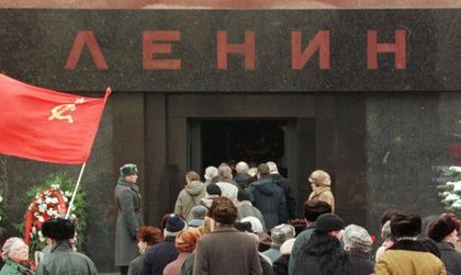 Разкрасяват Ленин, мавзолеят затваря врати за 2 месеца