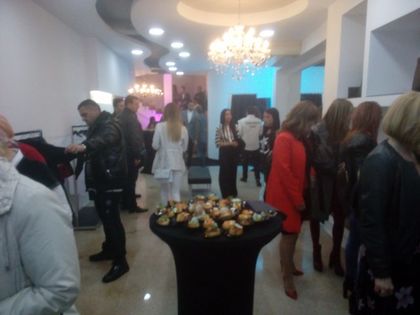 Куп миски откриха най-новия бутик на Главната СНИМКИ
