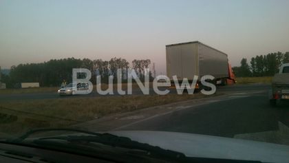 Кошмарът на АПИ взе нова жертва! ТИР катастрофира на кръговото на обхода на Враца (СНИМКИ)