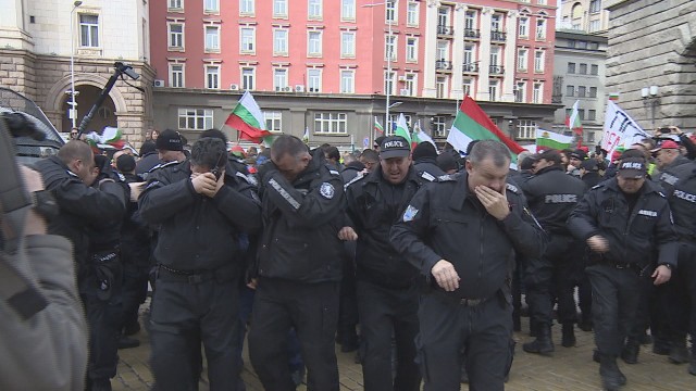 Специалист за куриоза с лютивия спрей: Полицаите ни не са готови за борба с масовите безредици