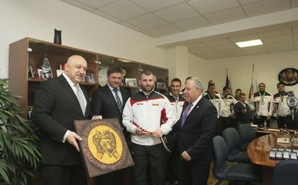 Министър Кралев с награди за три спорта