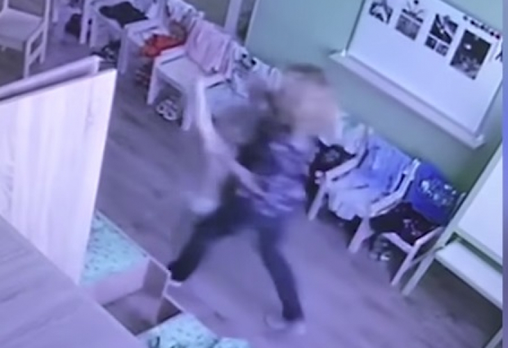 Учителка-злодей прави ужасяващи деца в руска детска градина (ВИДЕО)