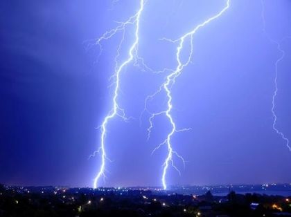 Не е за вярване! Светкавица удари 10 деца в парк