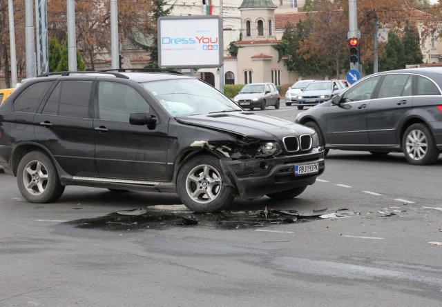 СНИМКИ от мелето на Чифте баня! Пострадалата е млада пътничка