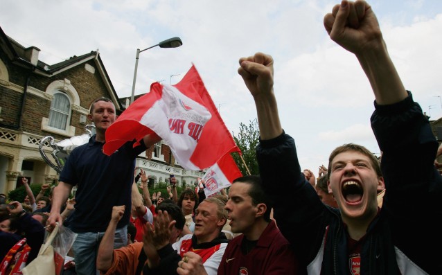 Клинтън ще стиска плаци за Арсенал
