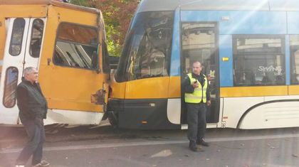 Извънредно! Тежка катастрофа на два трамвая в София, има много пострадали