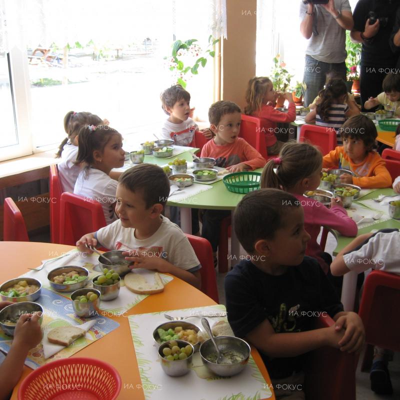 Габрово: Малчугани от детска градина „Първи юни“ посетиха Дневния център за стари хора в града, за да поздравят неговите обитатели с настъпващите празници