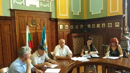 Това са децата на Пловдив: 17-годишен се хвали със снимка, на която показва среден пръст на полицай! Третокласници звънят на 112 - не им се учи
