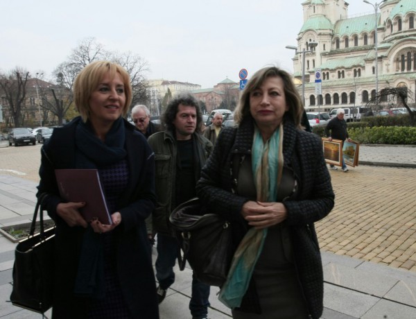 Манолова внесе закон по референдума на Слави