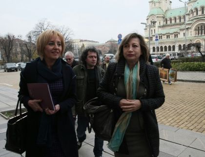 Манолова внесе закон по референдума на Слави