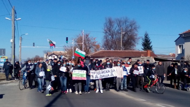 Жителите на Труд блокираха пътя Пловдив – Карлово