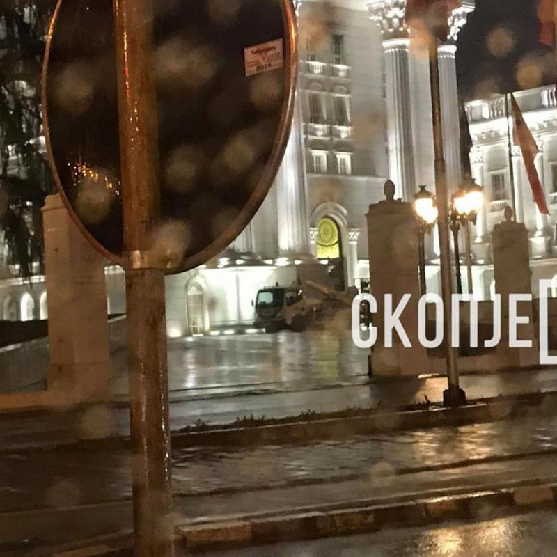 Правителството на Македония: Не поставяме надписа „Северна Македония“, а ремонтираме фасадата