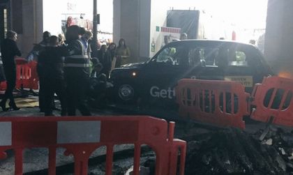 Паника в Лондон: Такси блъсна двама души