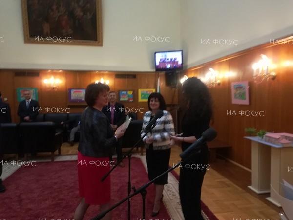 Председателят на парламента Цвета Караянчева и управителят на Агенция и Радио „Фокус“ Тетяна Узунова наградиха печелившите в играта „Незабравимото“