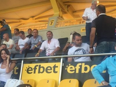 СНИМКИ: Кривия на трибуните в Коматево