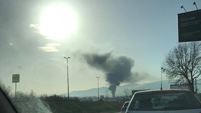 Огънят в цех на "Цариградско шосе" тръгнал от шприц, загасиха го