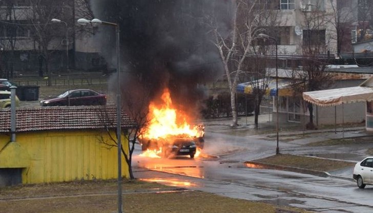 Кола горя тази нощ в Русе