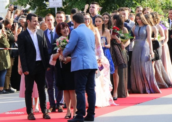 Велико Търново: Над 400 абитуриенти бяха изпратени на официална церемония в центъра на града