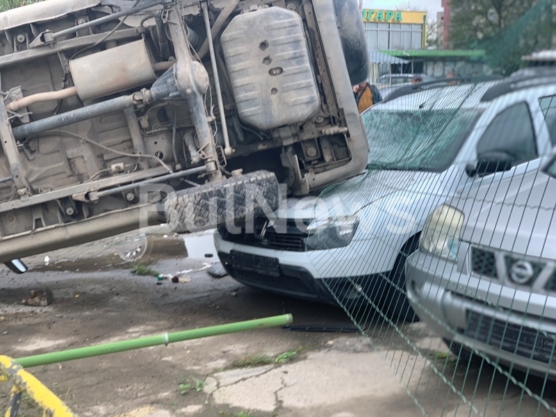 Джип прелетя през ограда на автокъща, размаза няколко коли (Снимки)