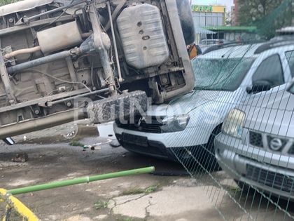 Джип прелетя през ограда на автокъща, размаза няколко коли (Снимки)