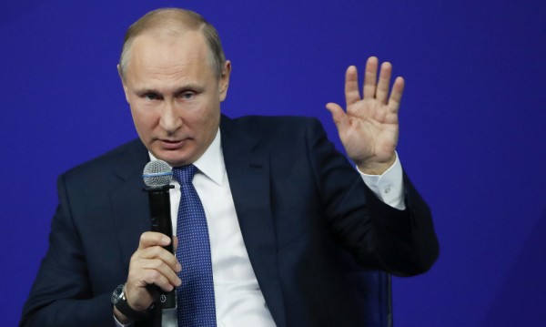 Проучване: Путин печели изборите със 70% от гласовете