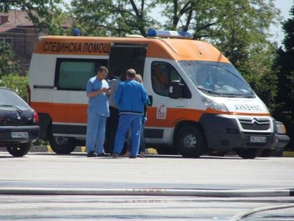 Обърната по таван кола, удар в дърво и 19-годишна шофьорка е в болница
