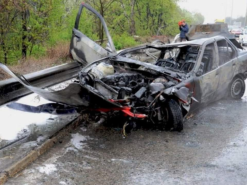 BMW излетя на селски път, събра мантинела, отнесе водосток, самозапали се… Трима млади мъже са ранени