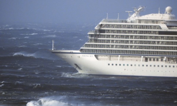 Евакуират 1300 пътници от круизен кораб край Норвегия