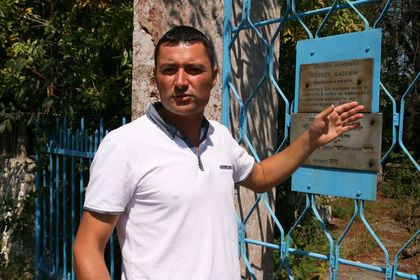 Пребиха трима горски, счупиха две коли, а кметът на Баня твърди: Ромите в града не правят проблеми! (СНИМКИ)