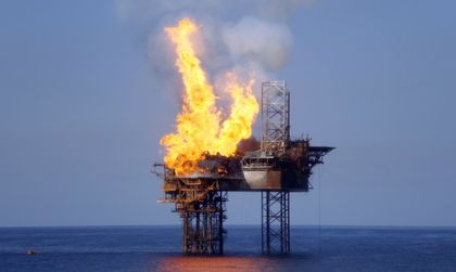 32 жертви при пожар на платформа в Каспийско море