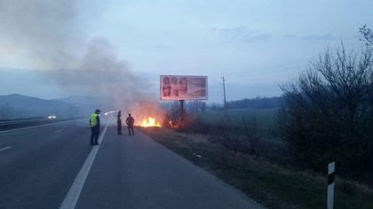 Пазарджик: Пожарът на сухи треви в района на 72-73 км на АМ „Тракия“ е изгасен само в близост до пътното платно
