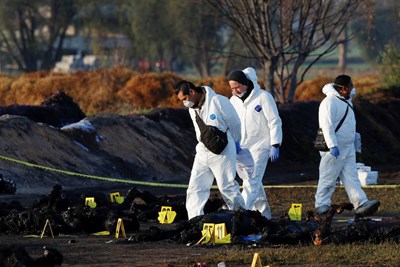 85 станаха жертвите от експлозията на петролопровода в Мексико (Снимки)