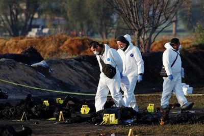 85 станаха жертвите от експлозията на петролопровода в Мексико (Снимки)