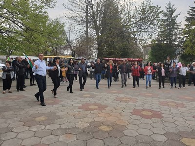 Кметът на община "Марица" поведе хоро за празника на ромите