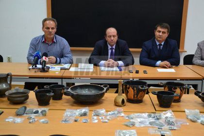 Пуснаха от ареста обвинения в иманярство шеф на архива в Хасково