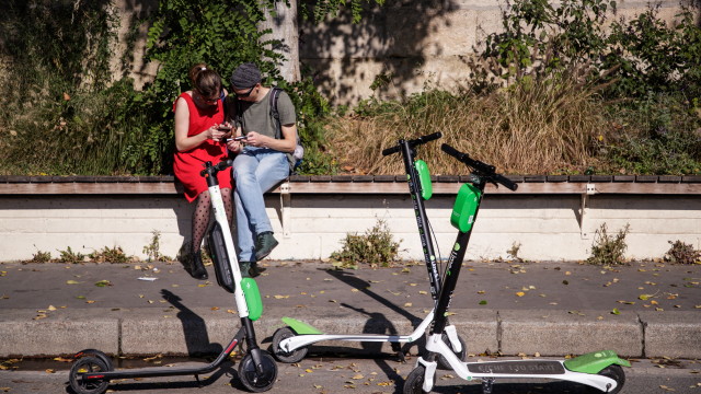 Търсят начин за справяне с проблема със скутерите във Франция